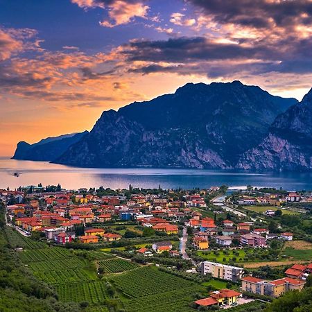 The Peace Of The Lake - Happy Rentals Torbole Sul Garda Bagian luar foto